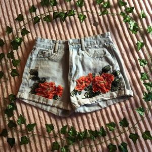 Aesthetic Jean Shorts with Pink Embroidered Flowers
